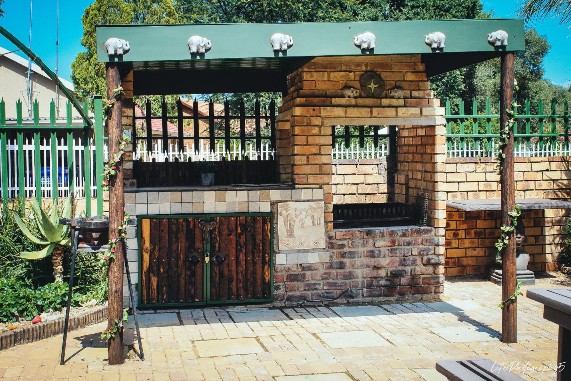 African Elephant'S Den Klerksdorp Esterno foto